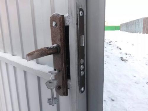 Как правильно установить замок на калитку и ворота из профнастила. Монтажные работы