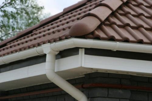 Слив с крыши для воды своими руками из подручных материалов. Устройство водостока со скатных крыш