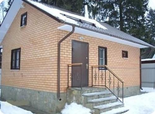 Какие особенности и преимущества имеют баньки на даче, построенные из дерева, бетона или кирпича. Строительство бани из дерева или кирпича. Что лучше?