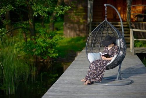 Как сделать детские уличные качели на подоконнике. Плюсы и минусы качелей-коконов для сада