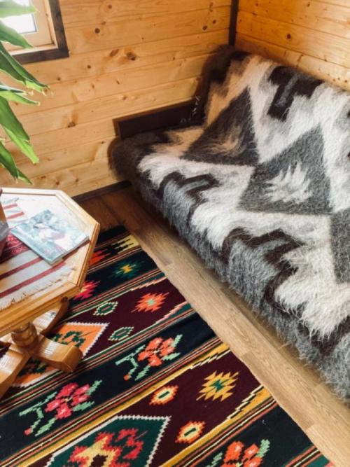 Как организовать внутреннее пространство деревенского дома с террасой для комфортного проживания