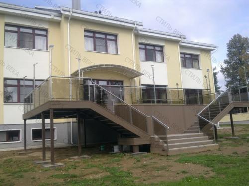 Какие особенности архитектуры дома могут повлиять на установку прямого козырка над крыльцом. Конструктивные особенности навесов и козырьков