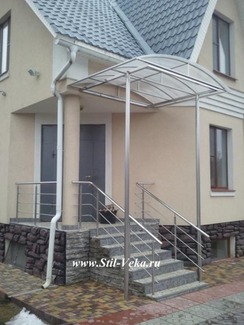 Какие особенности архитектуры дома могут повлиять на установку прямого козырка над крыльцом. Конструктивные особенности навесов и козырьков