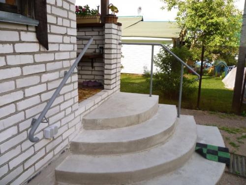 Какие дополнительные функции могут быть добавлены к пристроенному крыльцу к дому. Крыльцо к дому — визитная карточка дома, как правильно спроектировать и построить своими руками