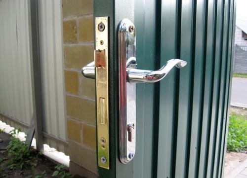 Какие материалы используются для изготовления накладных замков на калитку. Как сделать замок в калитке из профиля