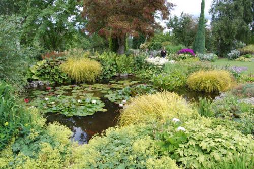 Как создать клумбу в стиле английского парка.  Детали, которые необходимы для создания нужной атмосферы