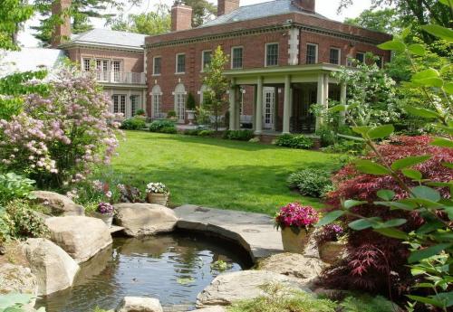 Как создать клумбу в стиле английского парка.  Детали, которые необходимы для создания нужной атмосферы