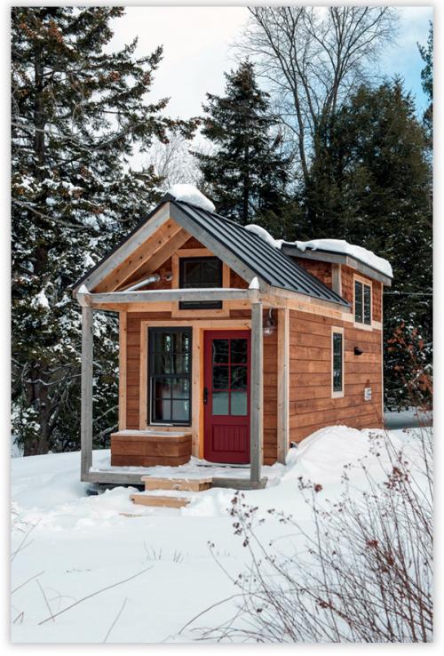 Крыльцо двухэтажного дома. Следующий пример деревянного дома имеет другую конструкцию крыльца