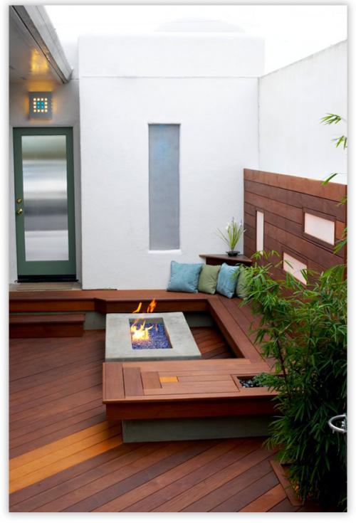 Крыльцо двухэтажного дома. Следующий пример деревянного дома имеет другую конструкцию крыльца