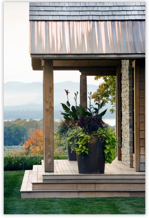 Крыльцо двухэтажного дома. Следующий пример деревянного дома имеет другую конструкцию крыльца