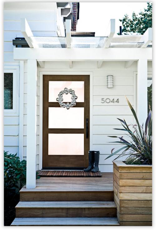 Крыльцо двухэтажного дома. Следующий пример деревянного дома имеет другую конструкцию крыльца