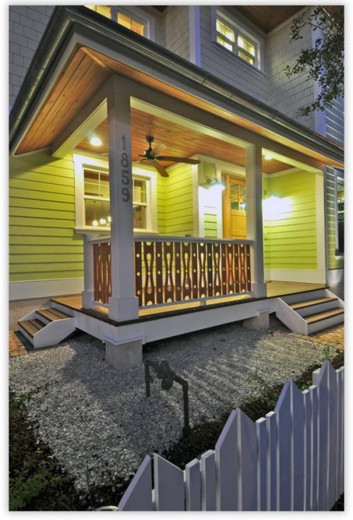 Крыльцо двухэтажного дома. Следующий пример деревянного дома имеет другую конструкцию крыльца