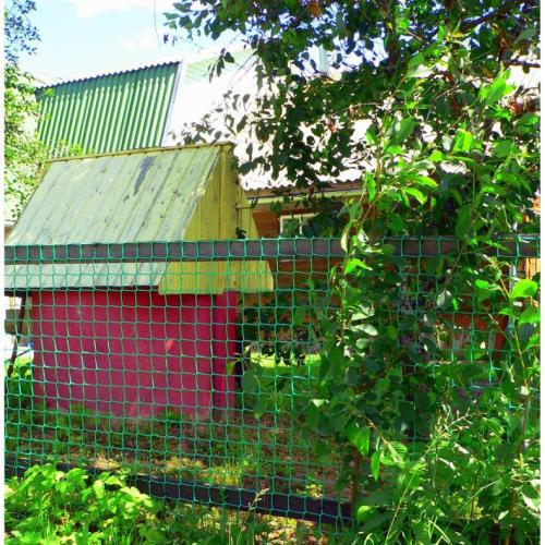 Как крепить пластиковую сетку для забора. Забор из пластиковой сетки — садовой, фасадной и рабицы: плюсы и минусы ограждения, разметка, установка столбов, отзывы
