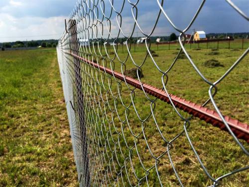 Сетка для ограждения. Какая лучше сетка для забора – критерии выбора материала