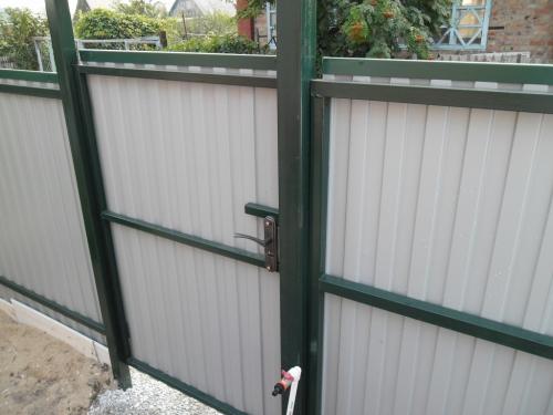 Как проверить, что короб для замка на калитку установлен правильно. А если ставить без кармана