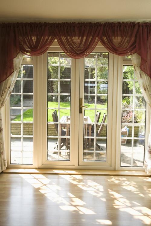 Оформление окон на даче. Что нужно сделать, прежде чем покупать ткань