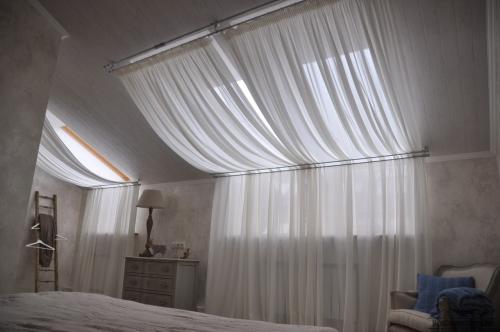 Шторы на скошенный потолок. Форма окон и их расположение