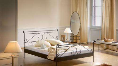 Интерьер с металлической кроватью. Кованые кровати