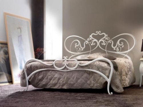 Кованая кровать и площадь спальни. Цветовые решения 02