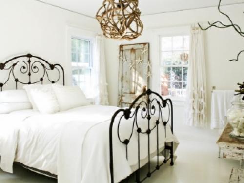 Кованая кровать и площадь спальни. Цветовые решения 01