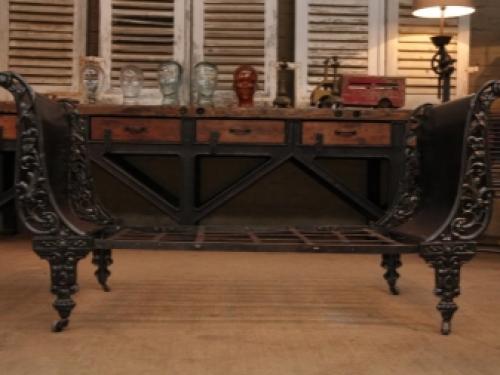 Кованая кровать и площадь спальни. Цветовые решения 08