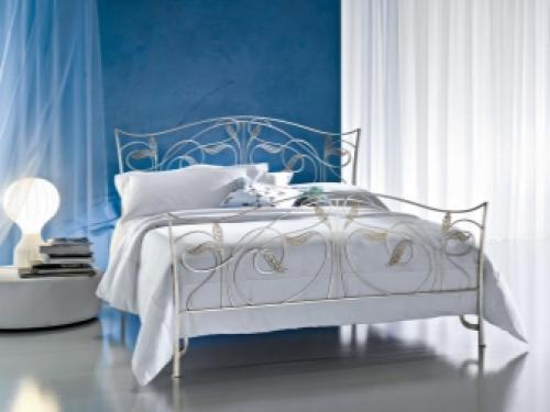 Кованая кровать и площадь спальни. Цветовые решения 03