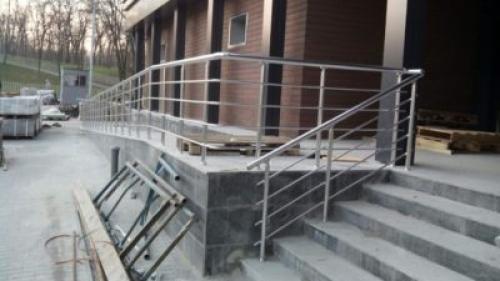 Перила для крыльца на улице. Особенности и устройство уличных перил для частного дома, разновидности конструкций, 28 фото
