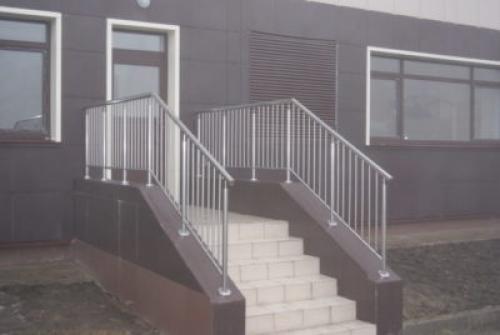 Перила для крыльца на улице. Особенности и устройство уличных перил для частного дома, разновидности конструкций, 28 фото