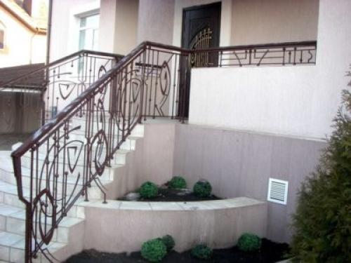 Перила для крыльца на улице. Особенности и устройство уличных перил для частного дома, разновидности конструкций, 28 фото