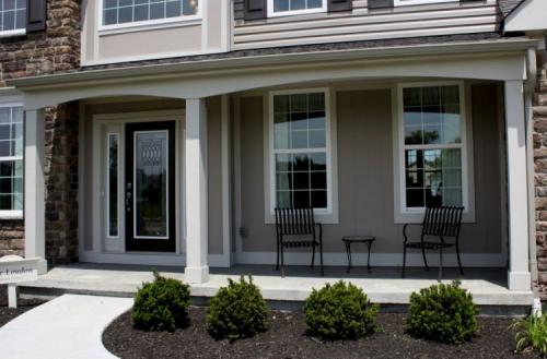 Крыльцо частного дома с навесом. Какой материал используется для постройки крыльца