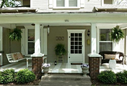 Крыльцо частного дома с навесом. Какой материал используется для постройки крыльца