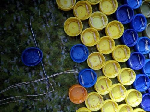 Лайфхак из пластиковых крышек. Поделки из крышек: что можно сделать своими руками из крышек и пробок к Новому Году в школу или детский сад