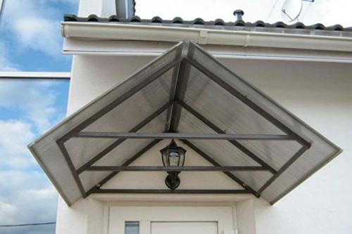 Козырек над входом из поликарбоната. Виды навесов по предназначению 07