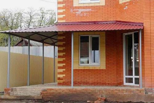 Козырек над входом из поликарбоната. Виды навесов по предназначению 06