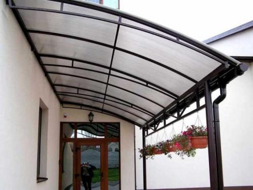 Козырек над входом из поликарбоната. Виды навесов по предназначению 02