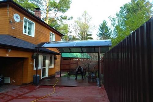 Козырек над входом из поликарбоната. Виды навесов по предназначению 08