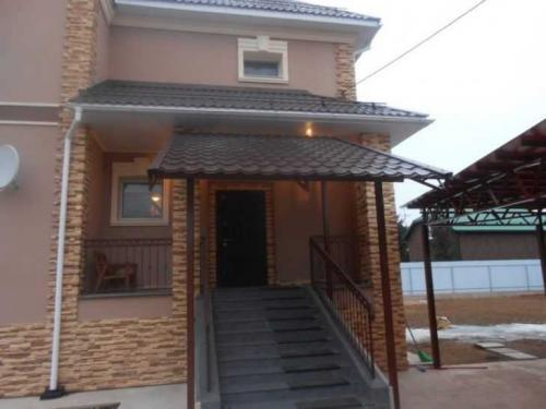 Козырек над входом из поликарбоната. Виды навесов по предназначению 04