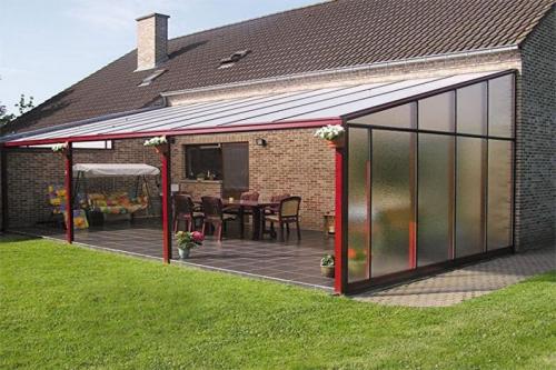 Козырек над входом из поликарбоната. Виды навесов по предназначению 05