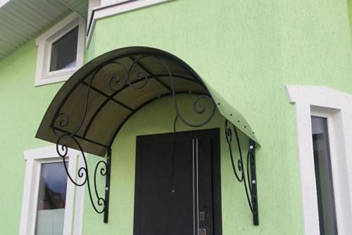 Козырек над входом из поликарбоната. Виды навесов по предназначению 09