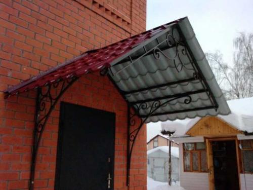 Козырек над входом из поликарбоната. Виды навесов по предназначению 03
