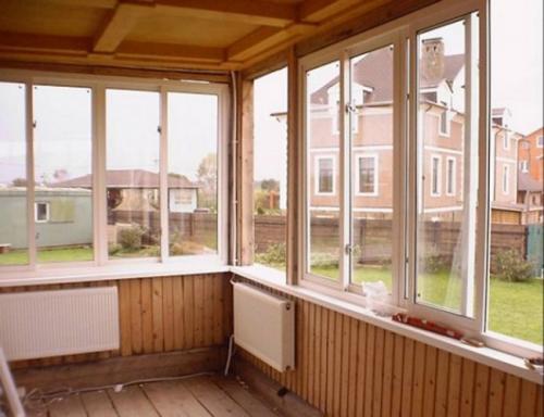 Застекленная веранда в частном доме. Особенности выбора окон для террас и веранд