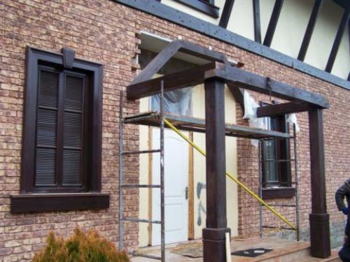 Козырек над дверью из дерева своими руками. Козырек над крыльцом из дерева своими руками — простой и сложный вариант