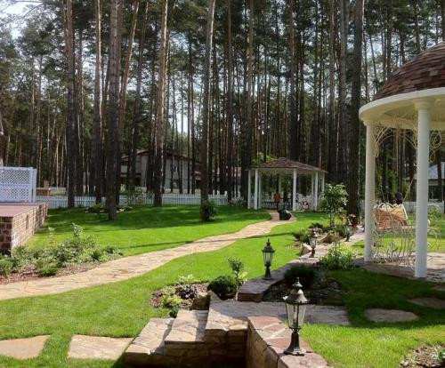 Какие факторы следует учитывать при выборе беседки в современном стиле для дачи