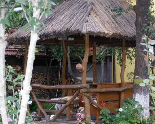 Какие дополнительные функции можно добавить к садовой деревянной беседке для дачи. №2. Деревянная беседка на даче: плюсы и минусы