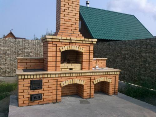 Барбекю из кирпича под навесом. Месторасположение для мангала