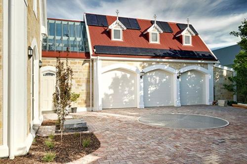 Как построить дом с гаражом — интересные варианты планировки с советами от экспертов (фото и видео) 19 Как построить дом с гаражом — интересные варианты планировки с советами от экспертов (фото и видео) 19