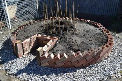 Клумбы из камня и кирпича. Клумбы из кирпича: оригинальные постройки кирпичных клумб. Инструкции и схемы по сооружению своими руками (фото + видео)