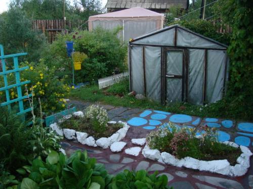 Клумбы с галькой. Что можно использовать для обустройства?