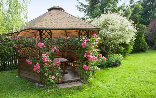 Как украсить беседку из бруса, чтобы она стала украшением двора. Варианты оформления беседки