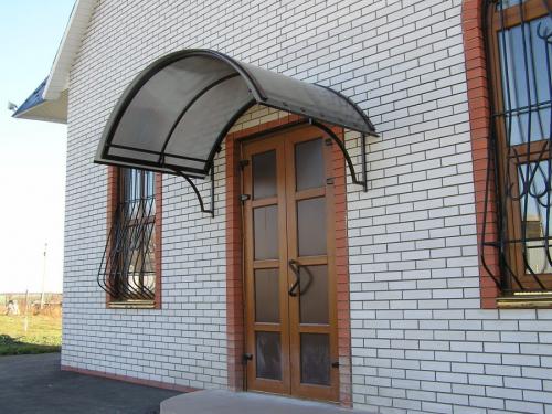 Навес над входной дверью в частном доме. Козырек над крыльцом: основные разновидности и советы по оформлению (75 фото-идей)
